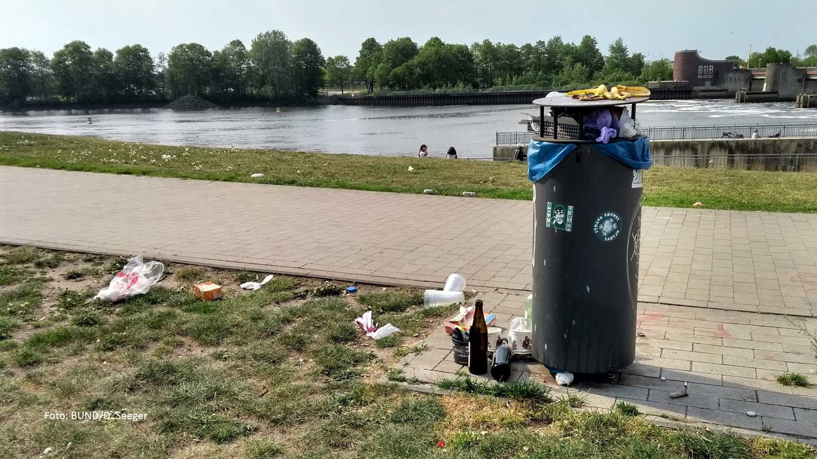 Ein Mülleimer voller Einwegmüll, Foto: BUND/D. Seeger