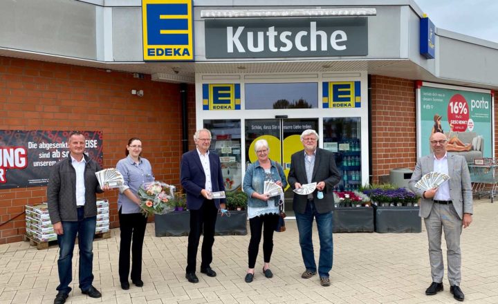 EDEKA Kutsche – Stammkunde Hans-Joachim Stahmeyer gewinnt „Jahr100Einkauf“