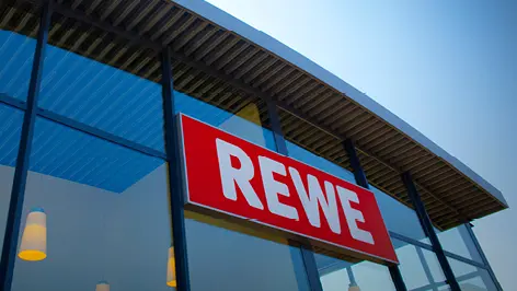 REWE verteilt bundesweit Schultüten an Erstklässler und unterstützt so gesunde Ernährung und Lernen