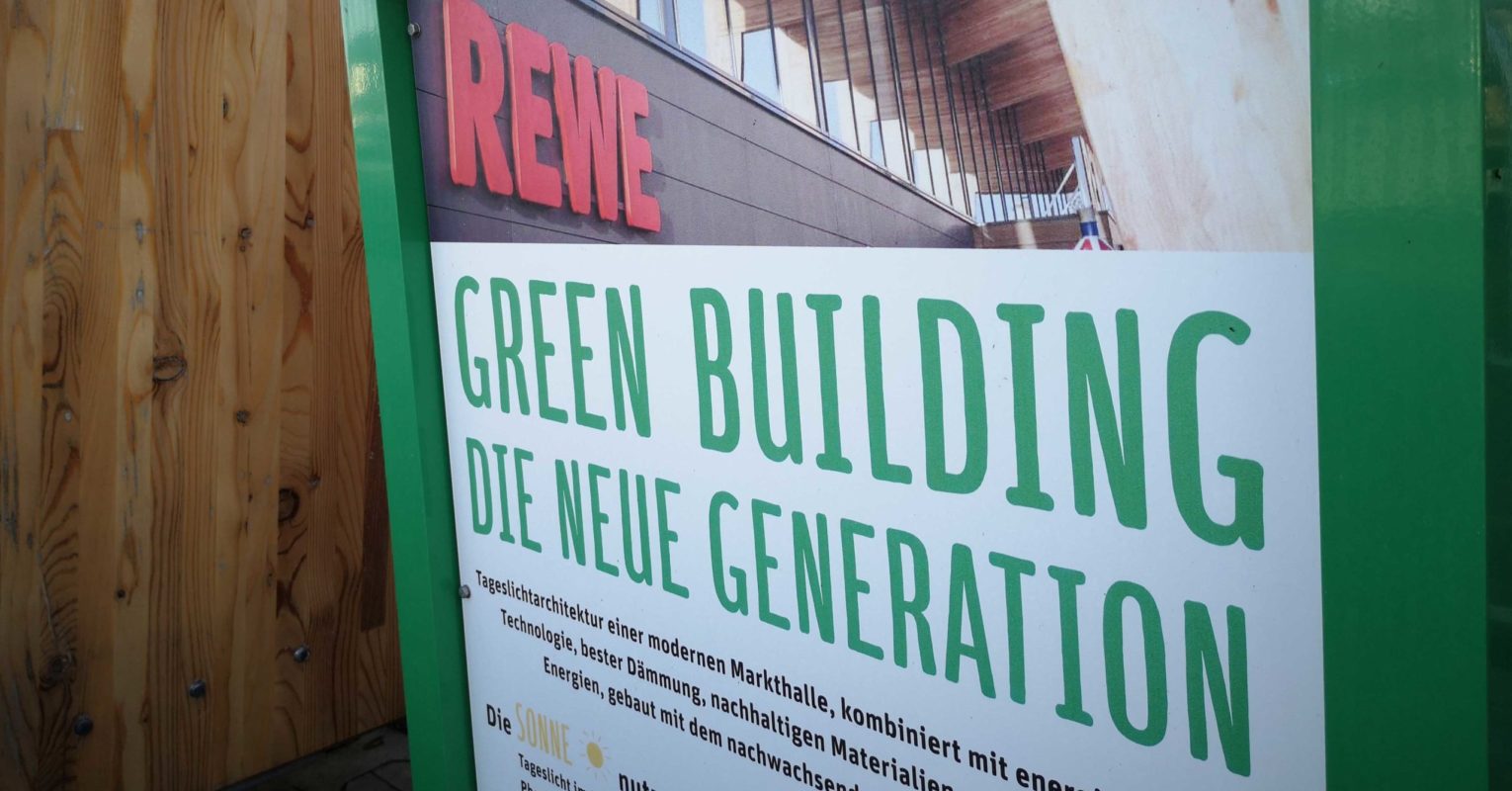 REWE eröffnet grünen Supermarkt der Zukunft mit Dachfarm und viel Holz