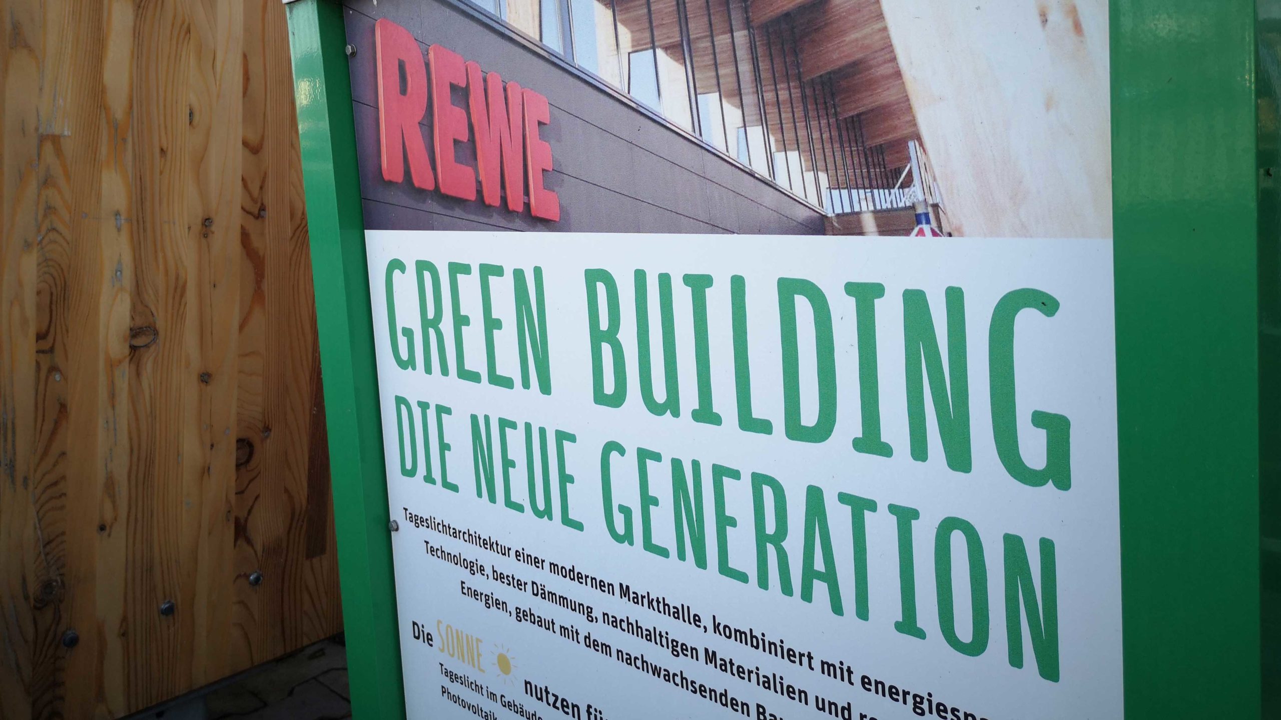 REWE eröffnet grünen Supermarkt der Zukunft mit Dachfarm und viel Holz