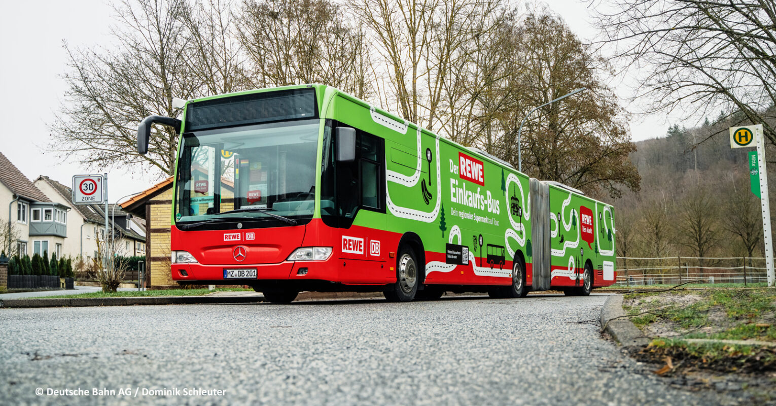 DB Regio und Rewe bringen Einkaufs-Bus auf die Straße