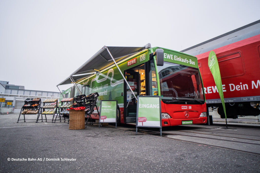 Einkaufs-Bus Rewe Deutsche Bahn Lebensmittel
