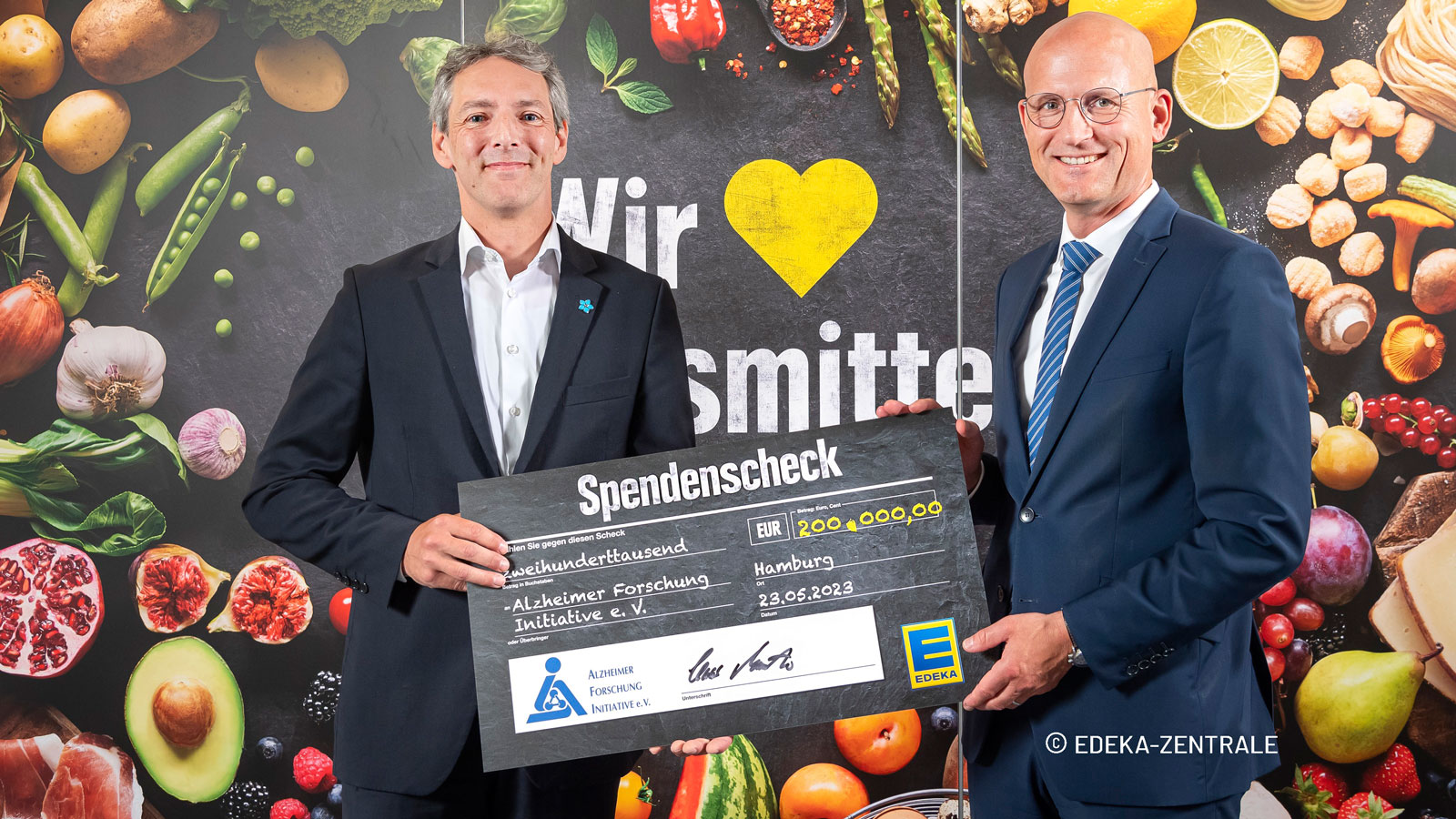 Runde Summe: Edeka-Vorstand Claas Meineke (rechts) übergibt den Spendenscheck an Daniel Mey von der Alzheimer Forschung Initiative e. V.