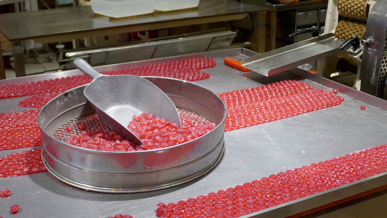 Streik in der Süßwarenindustrie, Bonbons auf Laufband